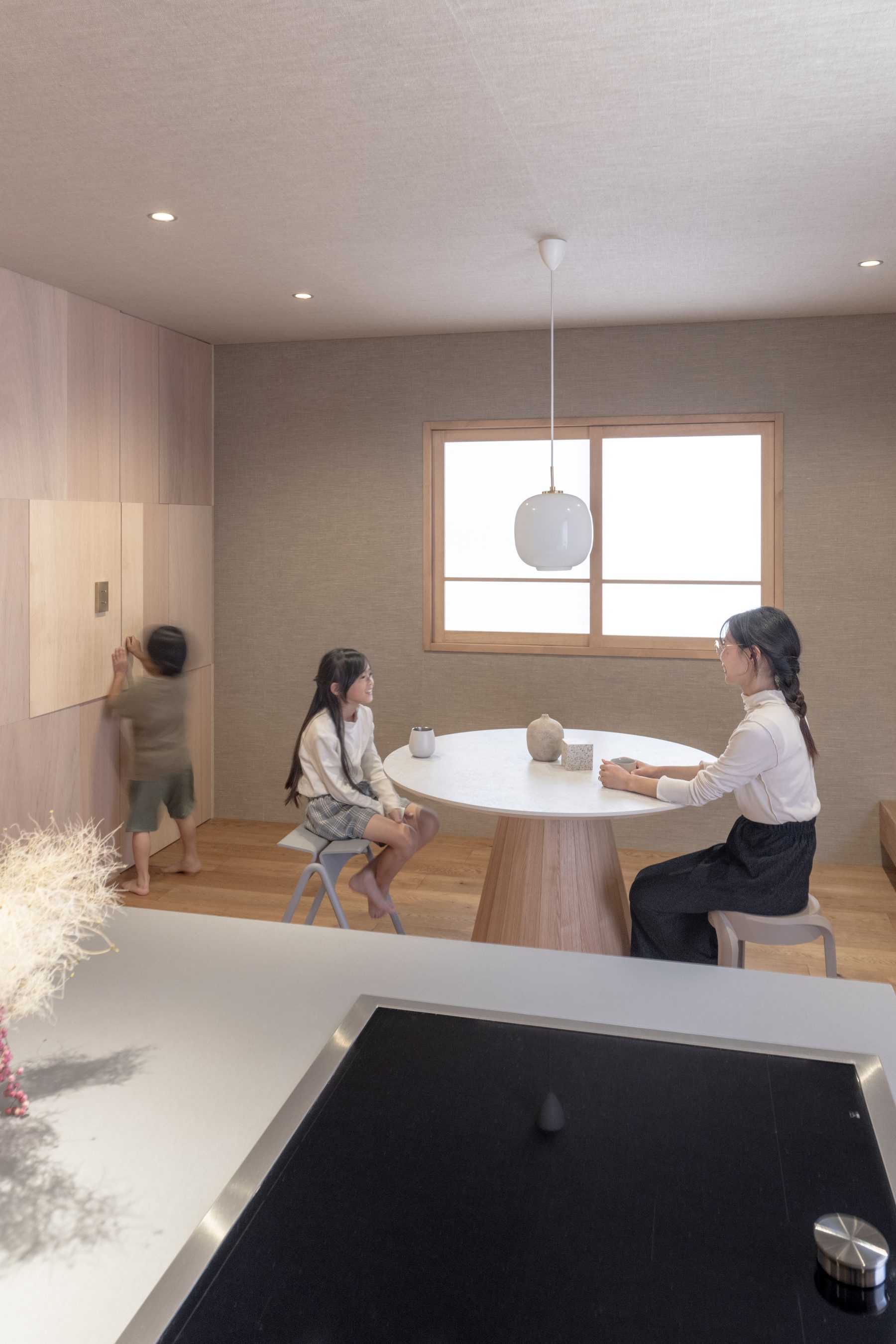 円卓を囲んで座る親子