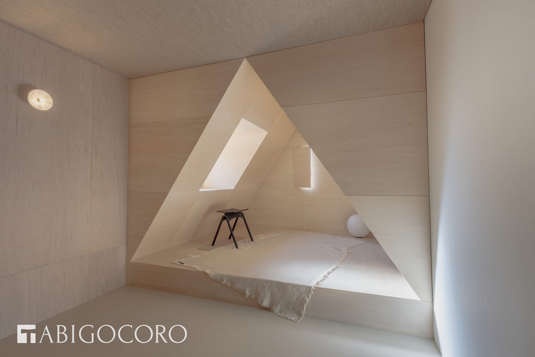 TABIGOCORO モデルルーム 三角の勾配天井のあるくつろぎの居場所