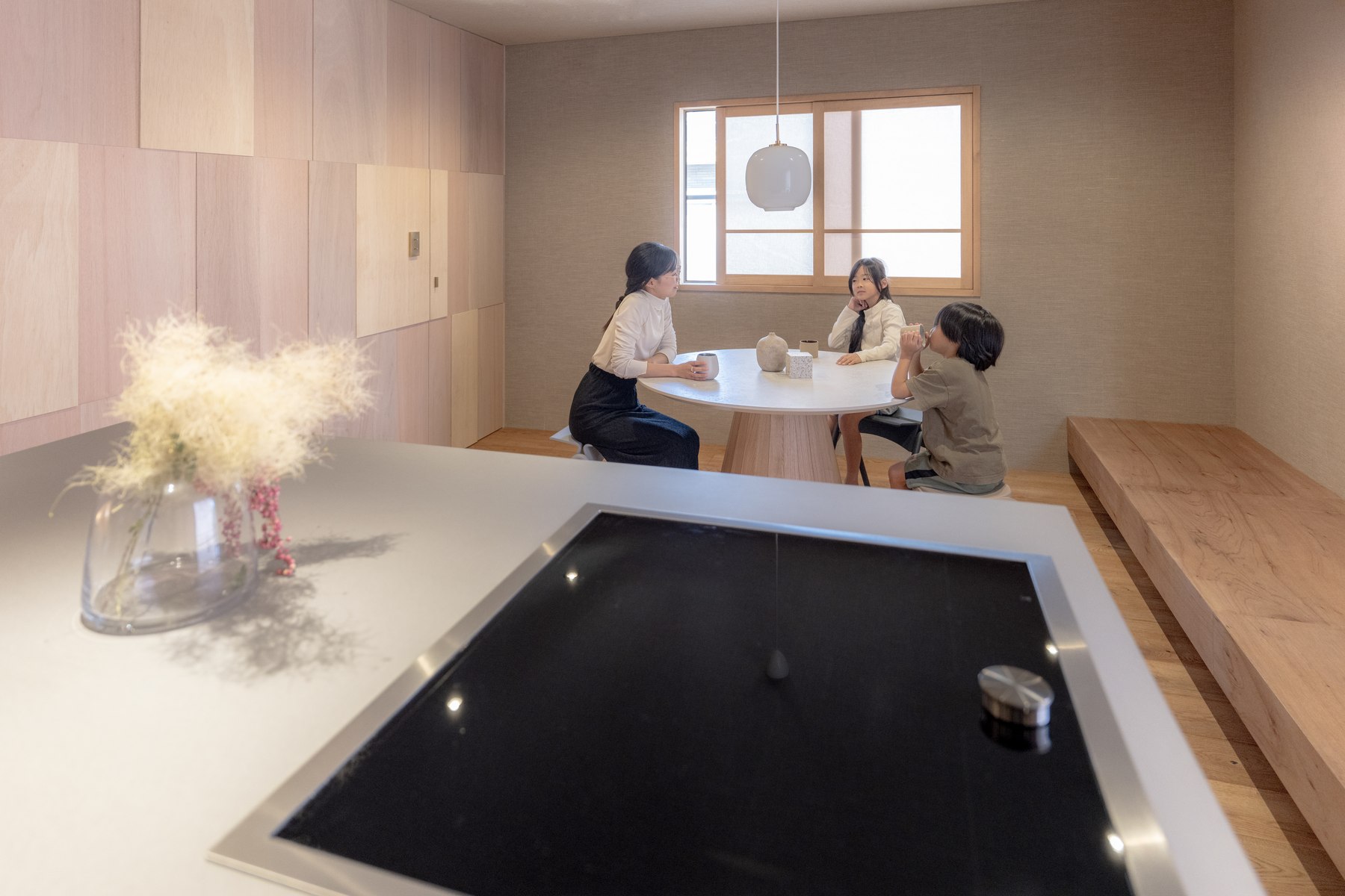 TABIGOCORO モデルルーム 円卓を囲む家族の団らん